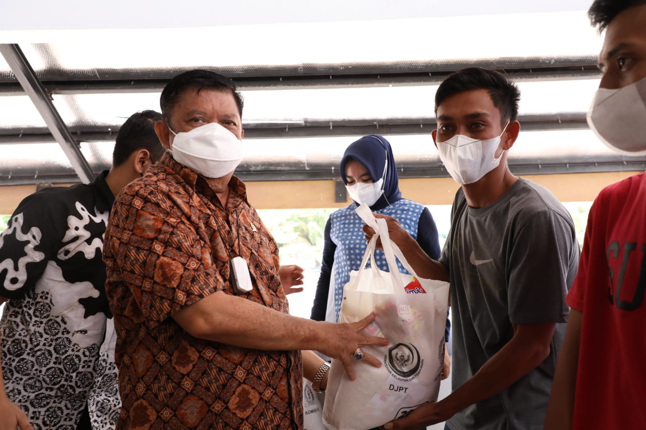 Azikin Solthan dan KKP Bagikan 1.000 Paket Sembako untuk Nelayan