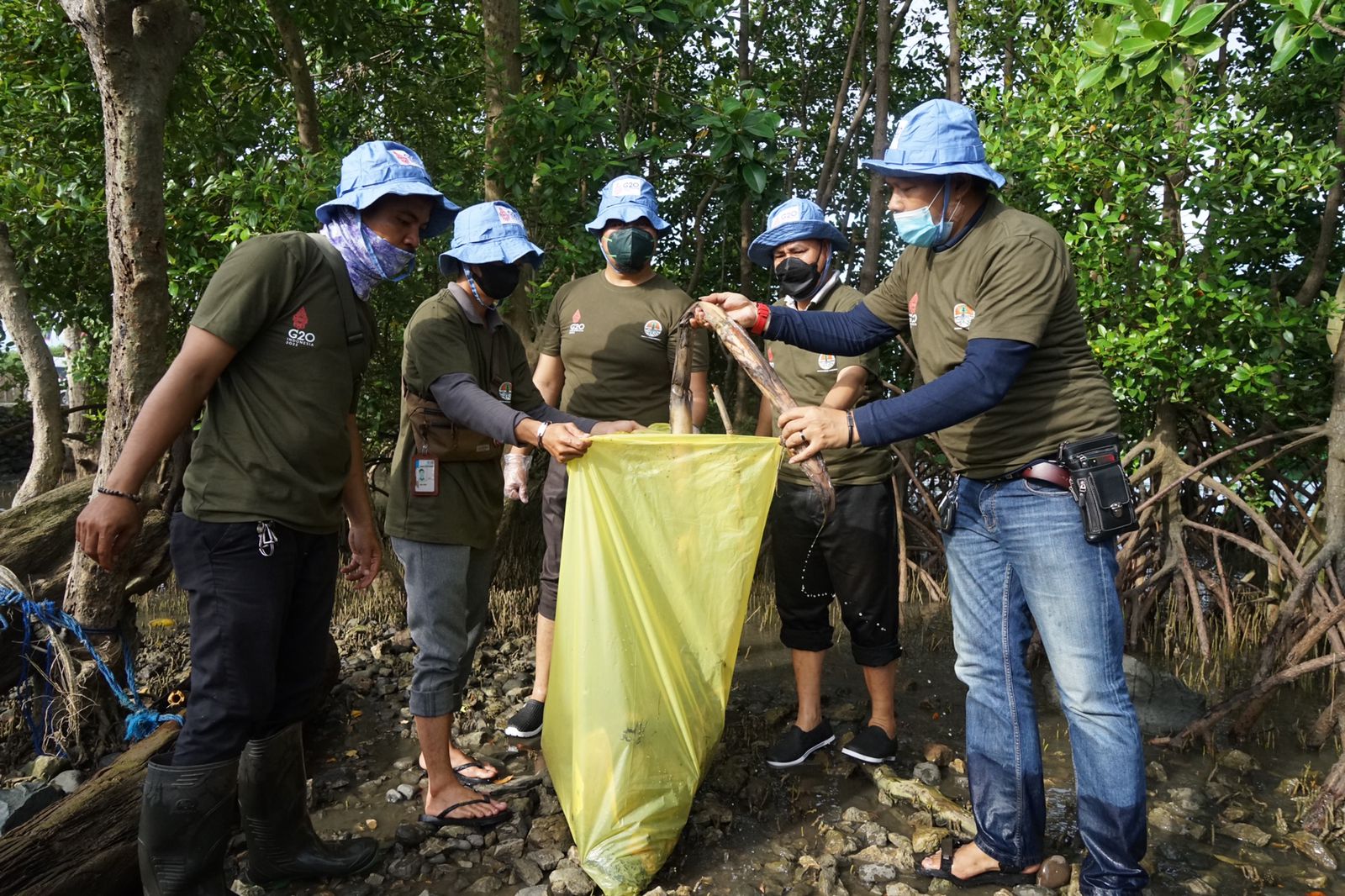 PT Semen Tonasa Dukung Program G20 Gelar Bersih-bersih Pantai