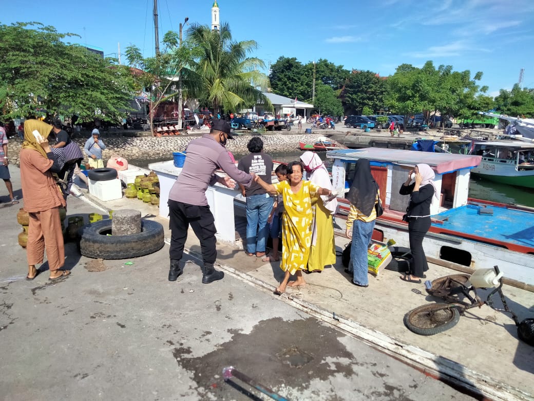 Imbau nahkoda dan warga Nelayan Agar tetap Prokes, Unit Binmas Polsek Paotere Rutin Patroli