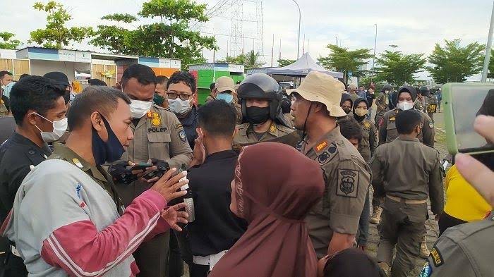 Satpol PP Tertibkan PKL Liar di Lego-lego