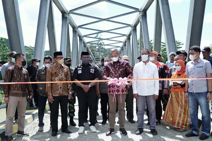 Basmin Resmikan Jembatan Penghubung Desa Padang Lambe