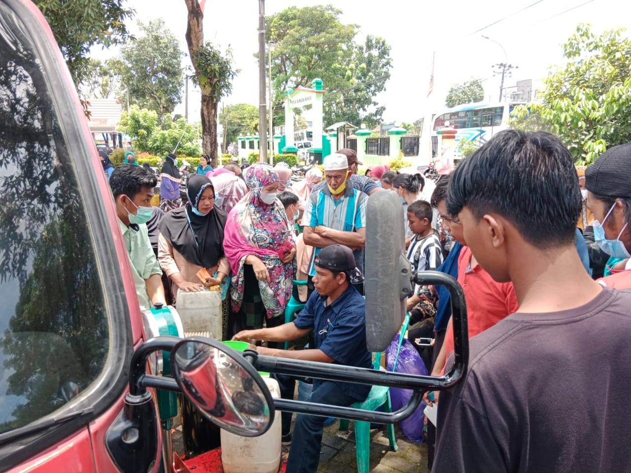 Warga Bontomarannu Serbu Operasi Minyak Goreng Curah