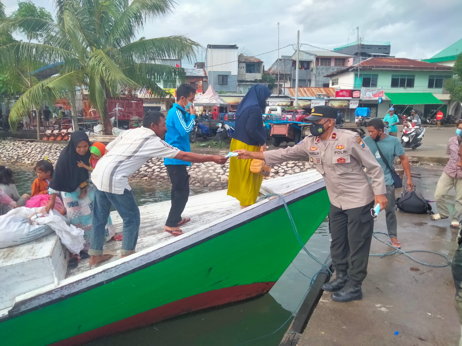 Unit Binmas Polsek Paotere Bagikan Masker ke Masyarakat Pulau