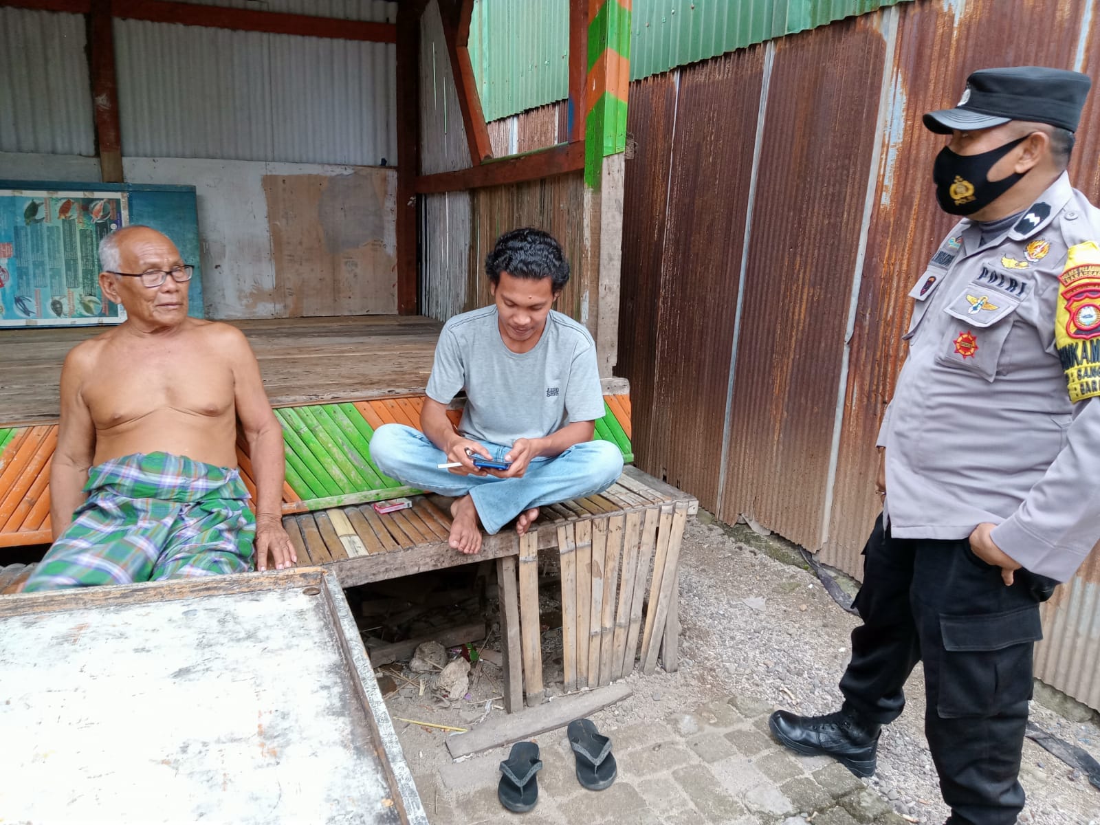 Bhabinkamtibmas Pulau Barrang Caddi Sampaikan Imbauan Prokes dan Kamtibmas