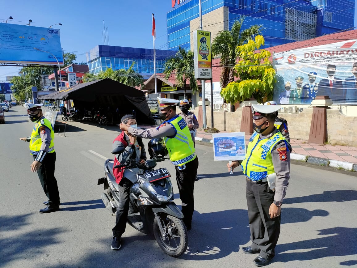 Operasi Keselamatan 2022, Satlantas Polres Pelabuhan Makassar Bagikan Masker dan Sembako
