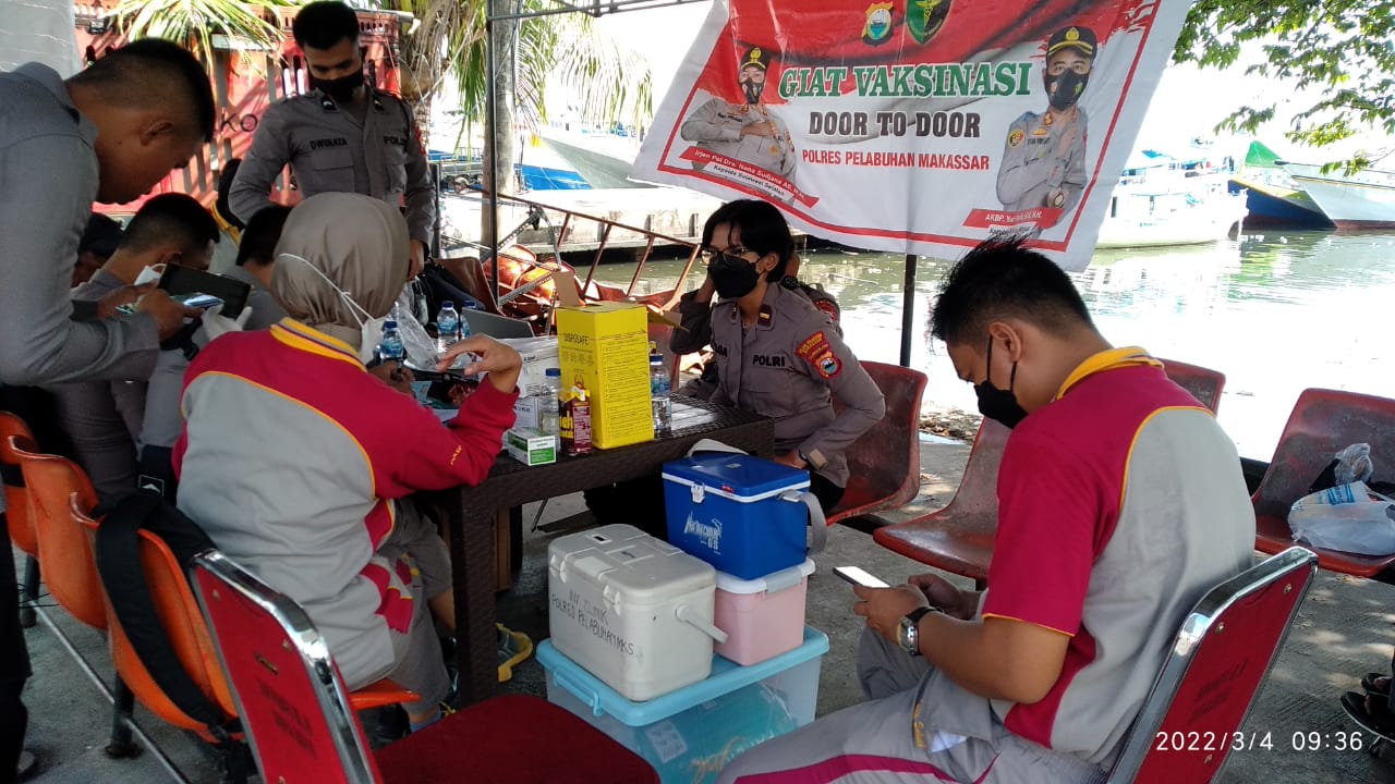 Tim Gerai Door to door Polres Pelabuhan Makassar Vaksinasi Masyarakat di Paotere