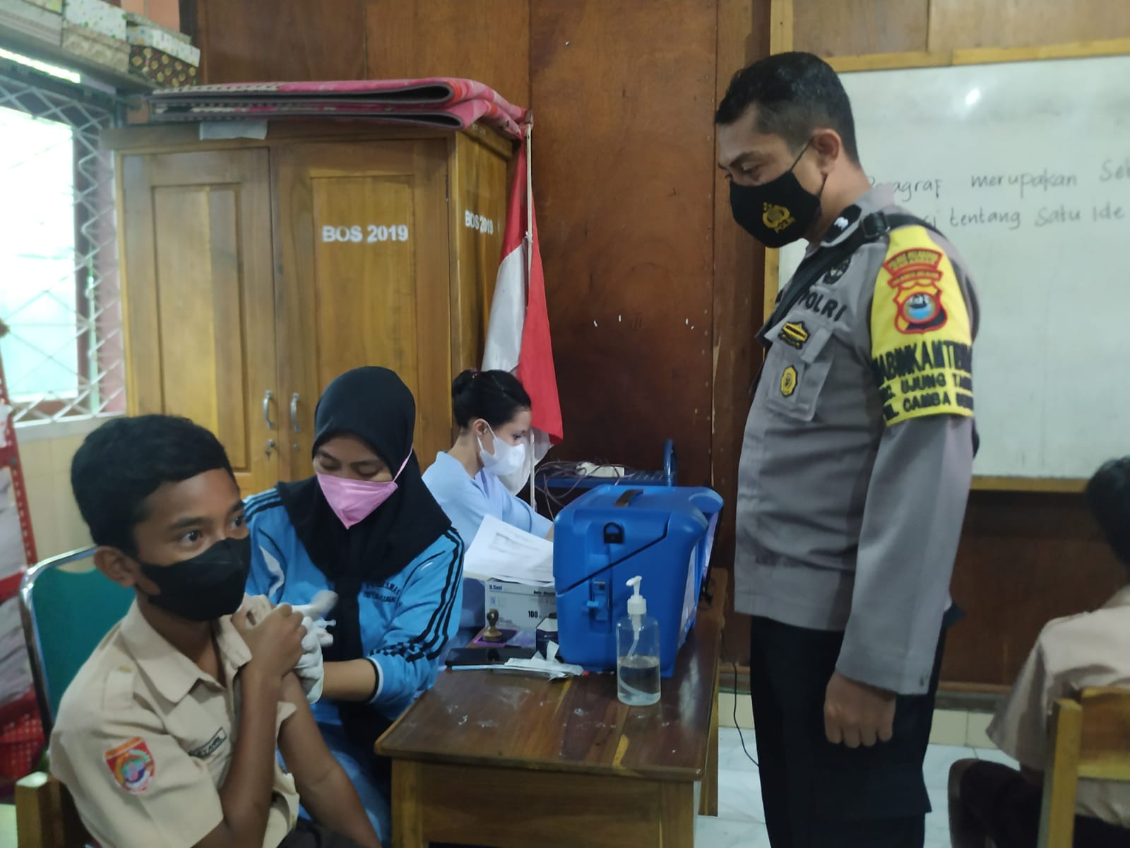Bhabinkamtibmas Camba Berua lakukan Pengamanan Vaksin Usia 6 – 12 Tahun