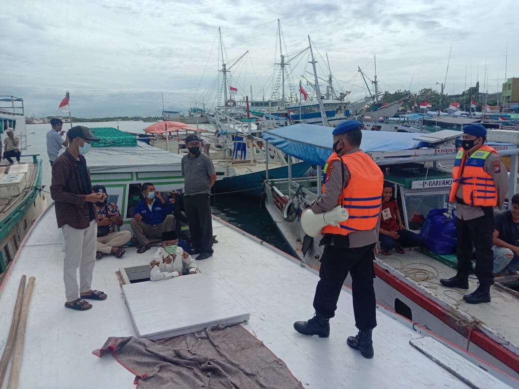 Sampaikan Imbauan Prokes dan Keselamatan Berlayar Satpolair Polres Pelabuhan Makassar Rutin Patroli Dialogis