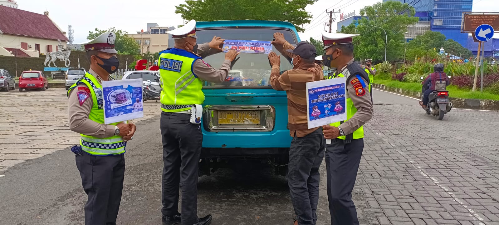 Satlantas Polres Pelabuhan Makassar Tempel Stiker “Ayo Pakai Masker” dan berikan Imbauan Berlalu Lintas