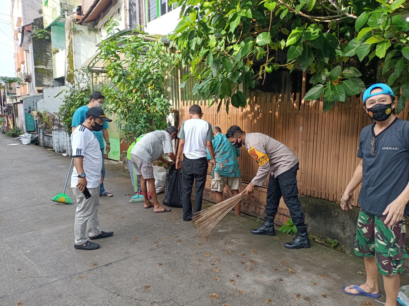 Bhabinkamtibmas Pattunuang Kerja Bhakti bersama Warga - Berita Kota Makassar