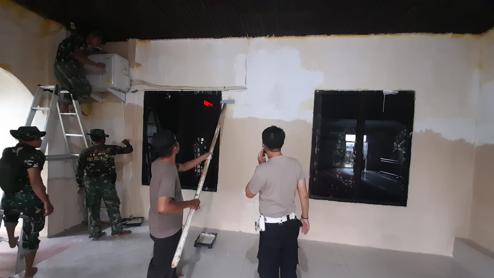 Polres Pelabuhan Makassar dan TNI Bersihkan Masjid jelang Ramadhan 1443 H