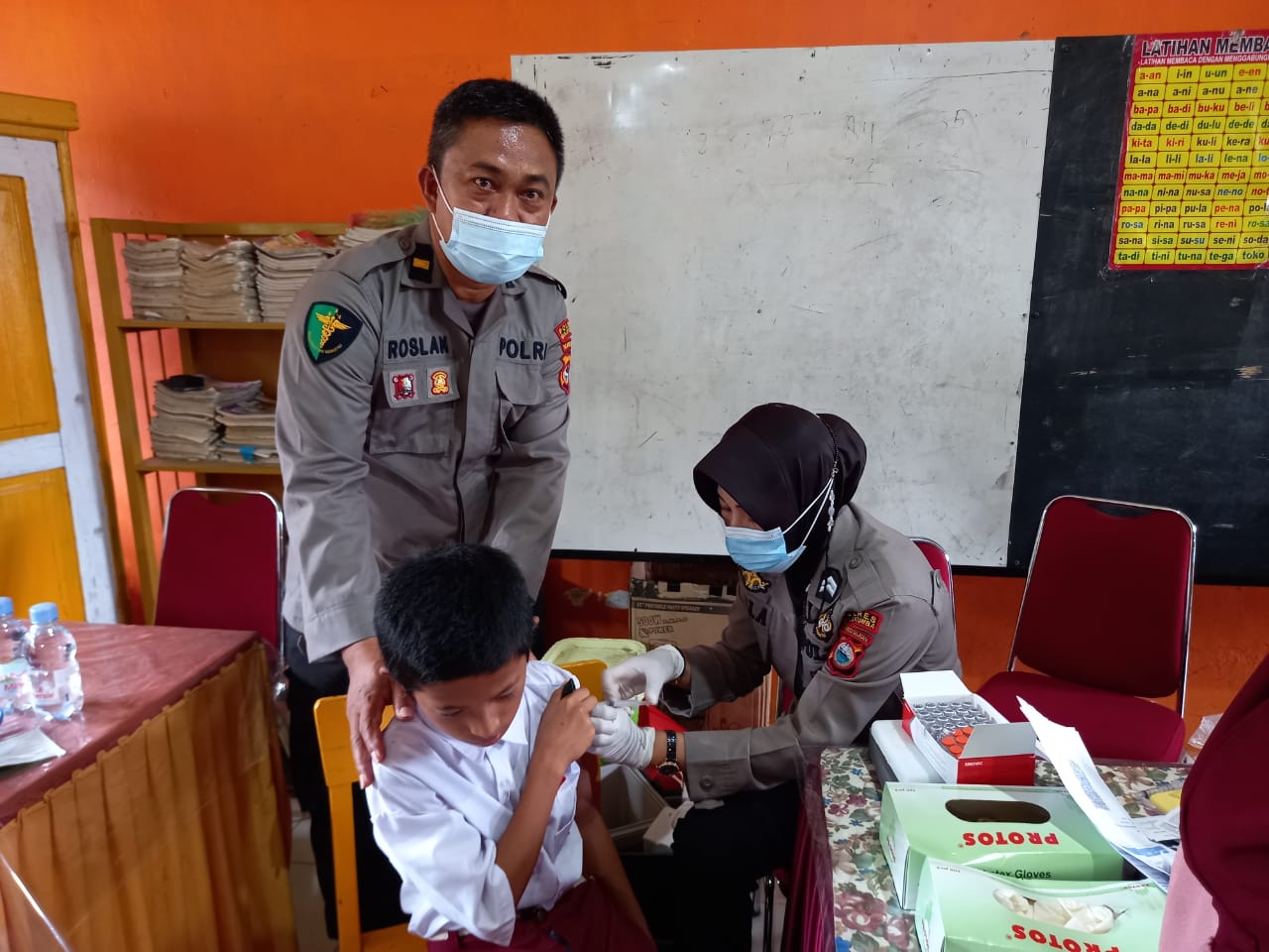 Klinik Polres Vaksinasi Anak dan Guru SDN