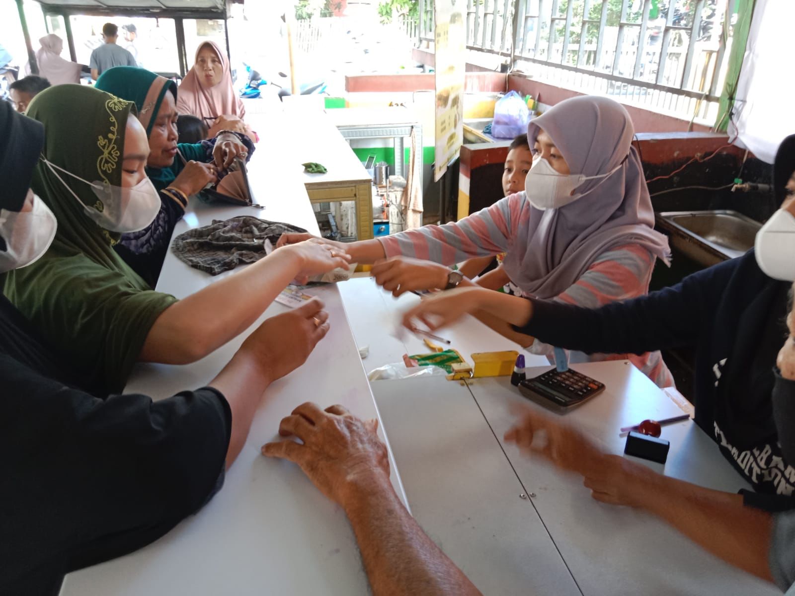 1.500 Liter Minyak Goreng Murah Habis Terbagi di Limbung