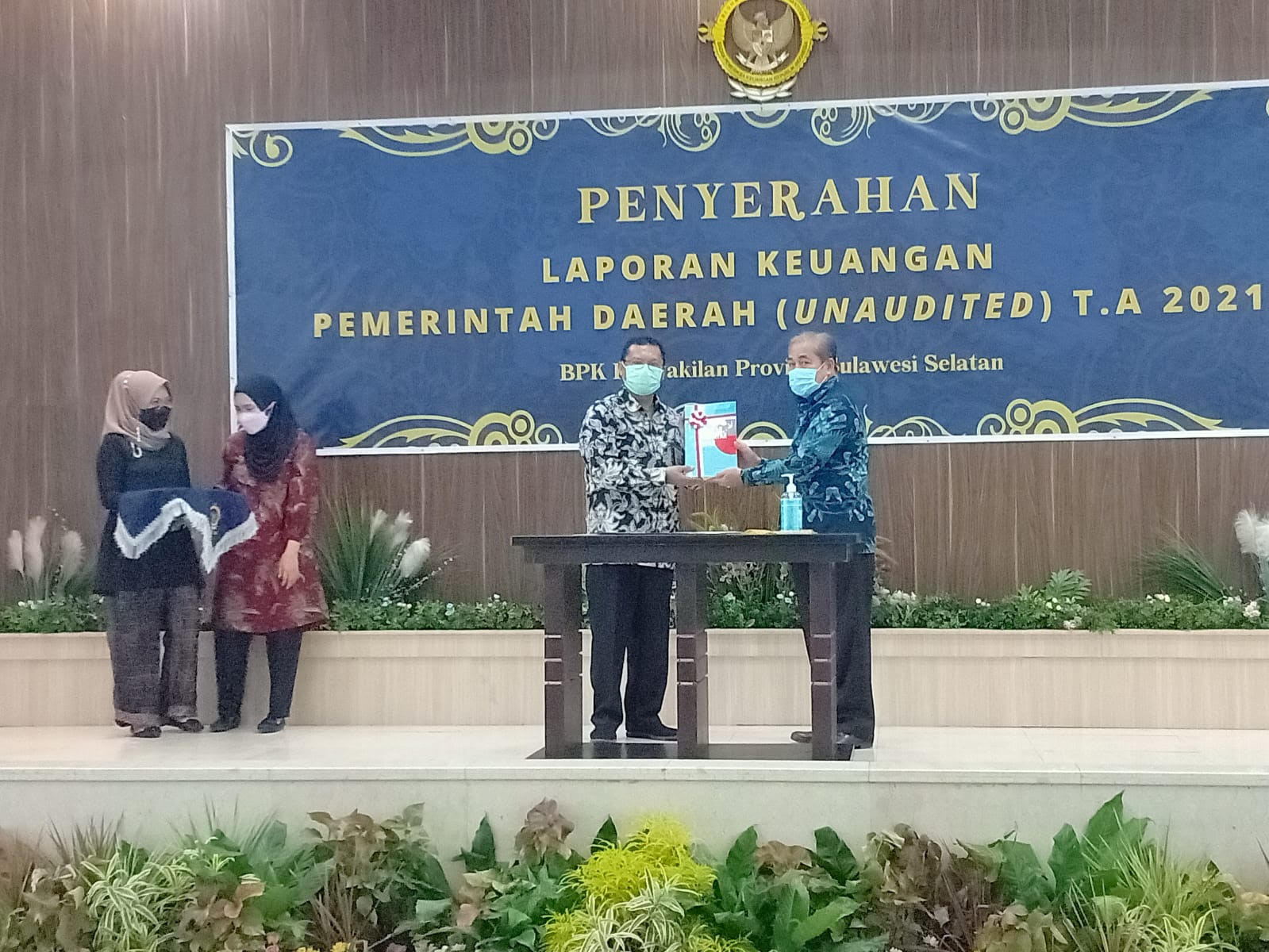 Dollah Mando Serahkan Serahkan LKPD