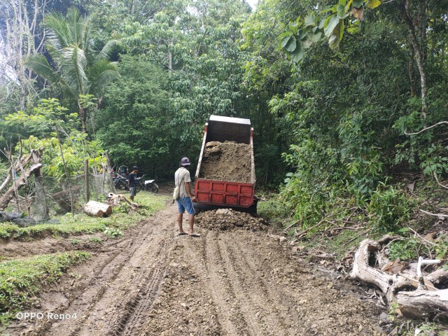 Kesal, Warga Perbaiki Jalan Pakai Dana Goton Royong