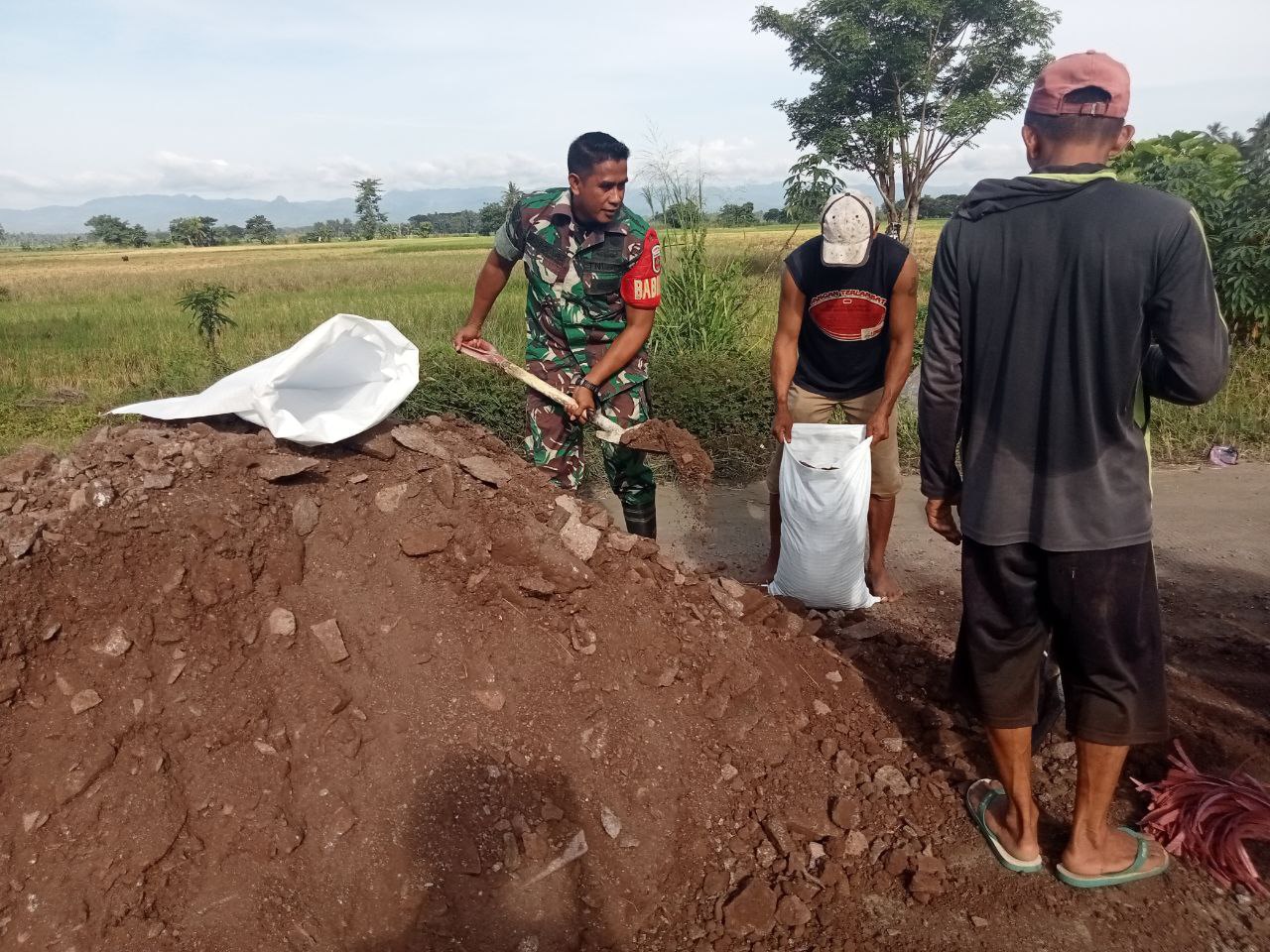 TNI Gotong Royong Bersama Warga
