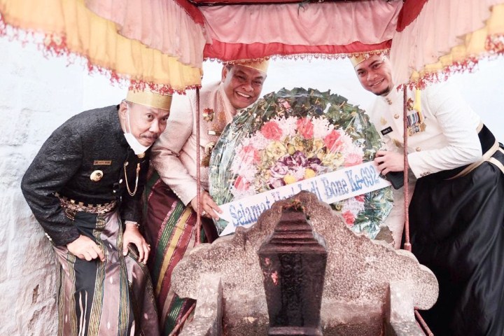 Fashar dan Adnan Tabur Bunga di Makam Arung Palakka