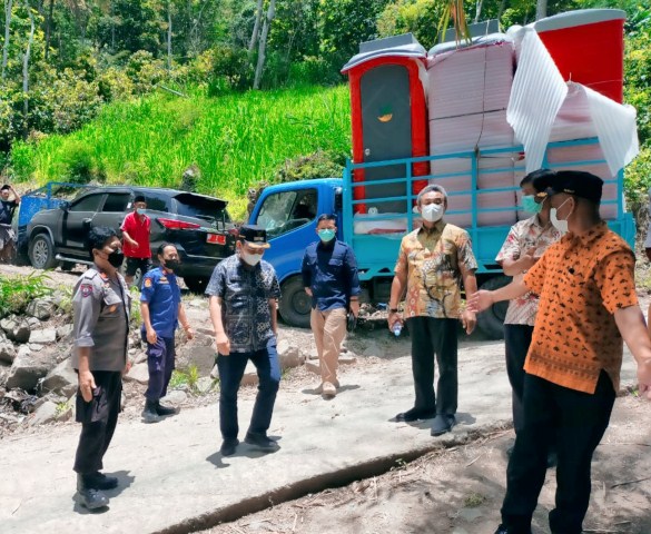 Zadrak Serahkan Toilet Portable ke Warga