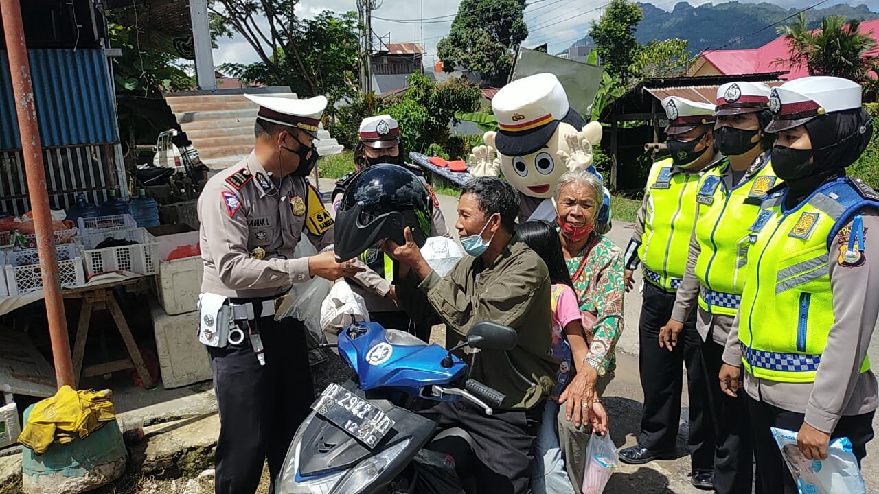Kasat Lantas Polres Berbagi Helm