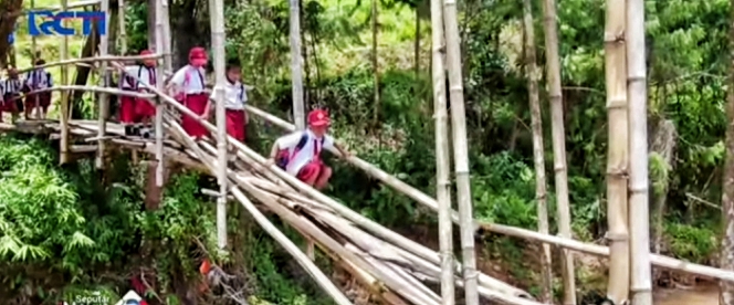 Jembatan Lapuk,  Guru-Murid Minta Perhatian Pemkab