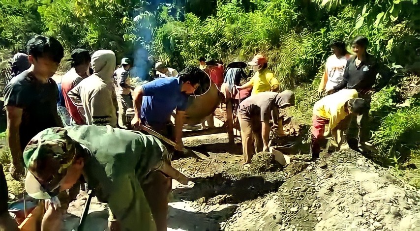 Warga Swadaya Rabat Beton Jalan Poros