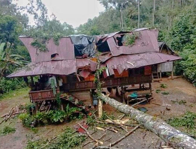Angin Kencang Timpa Rumah Warga