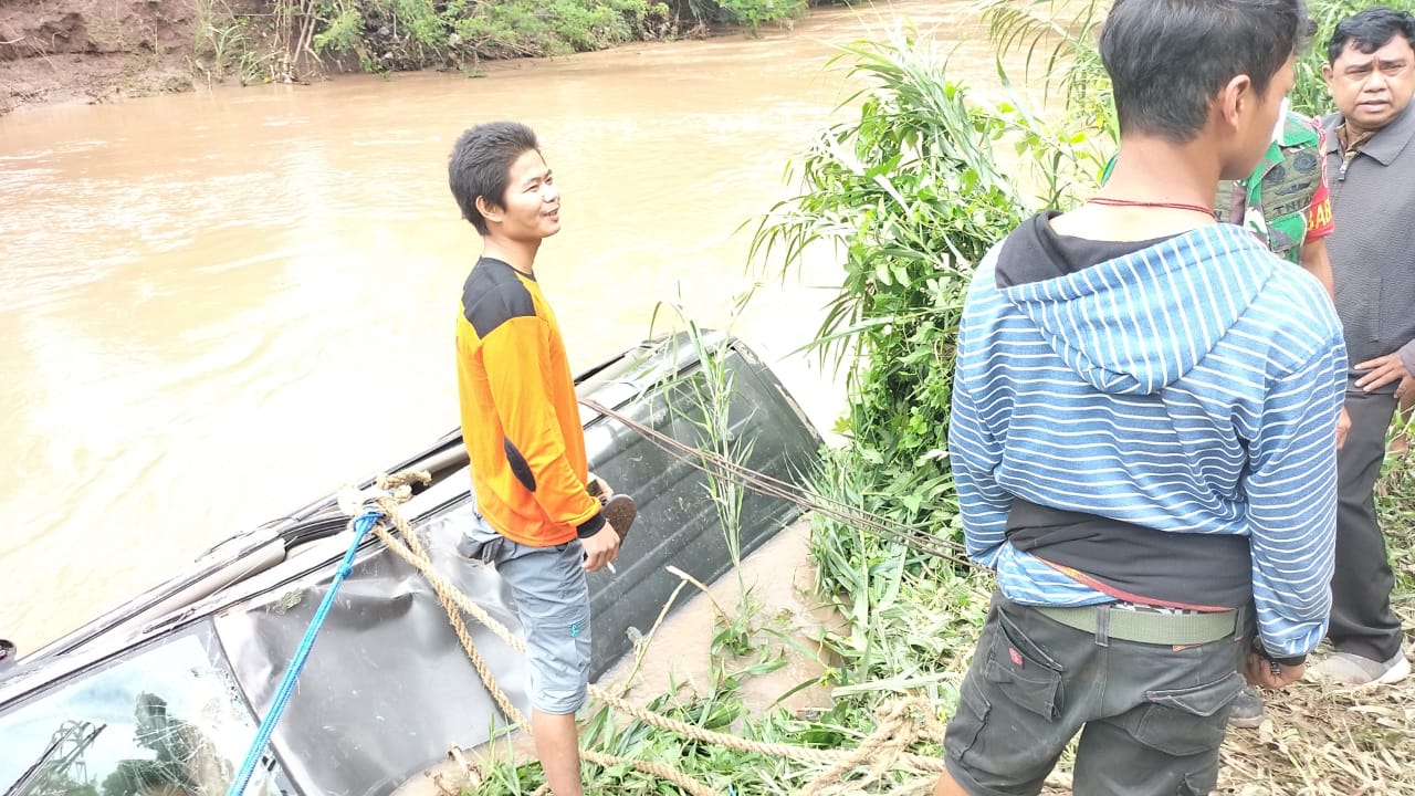 Innova Terjun ke Sungai,  Satu Tewas