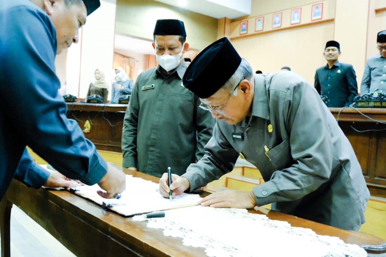 Bupati Serahkan LKPj 2021