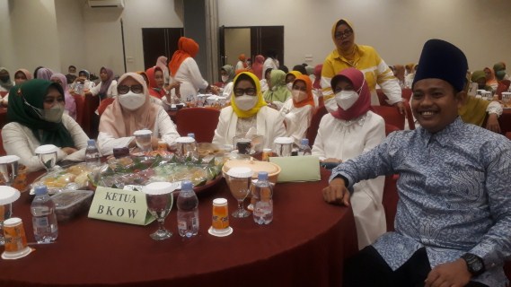 Demo Pembuatan Kue di Arisan  dan Bukber BKOW Sulsel