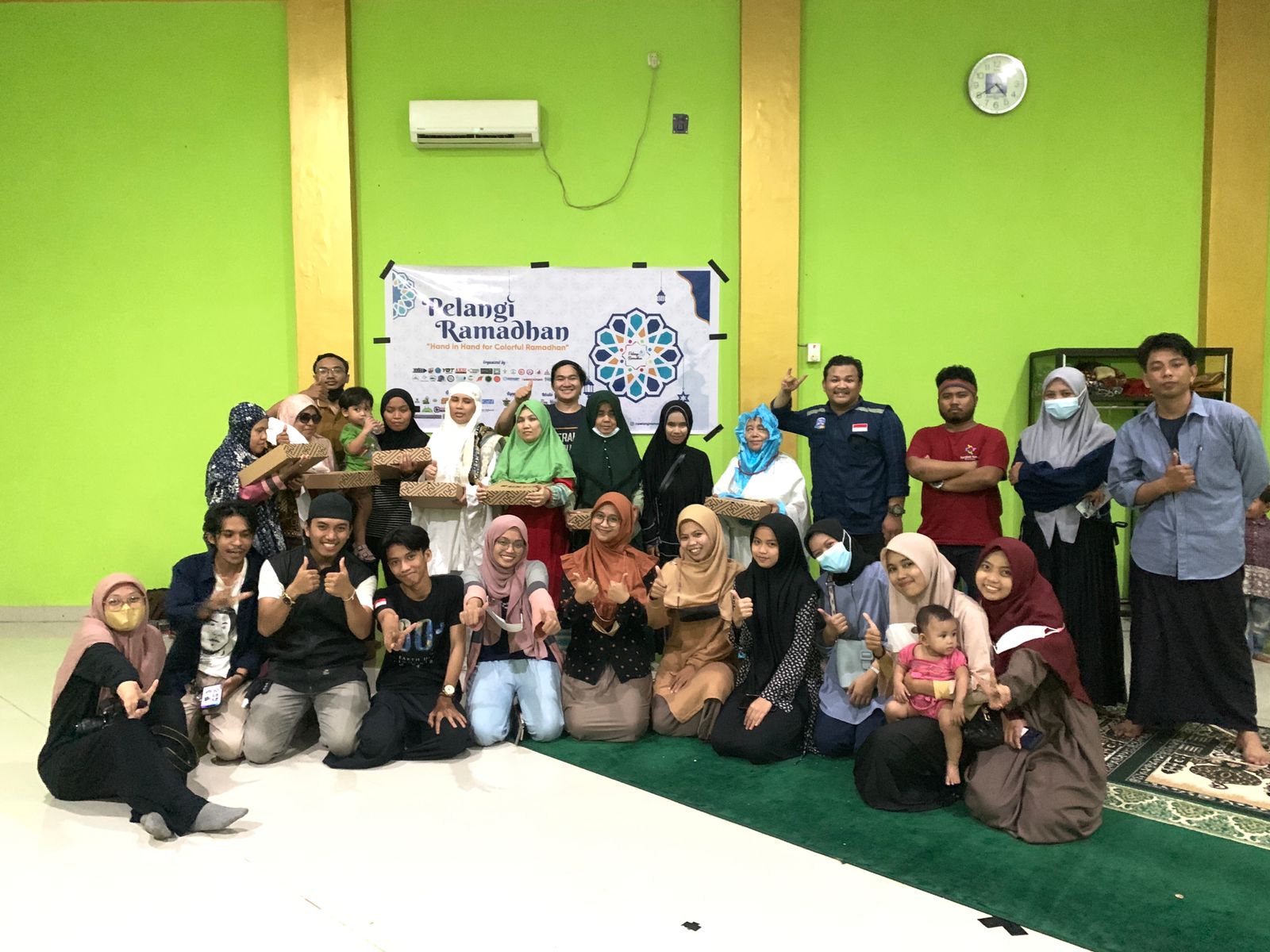Project Pelangi Ramadhan Gelar Aksi Bersih Masjid dan Sedekah Subuh