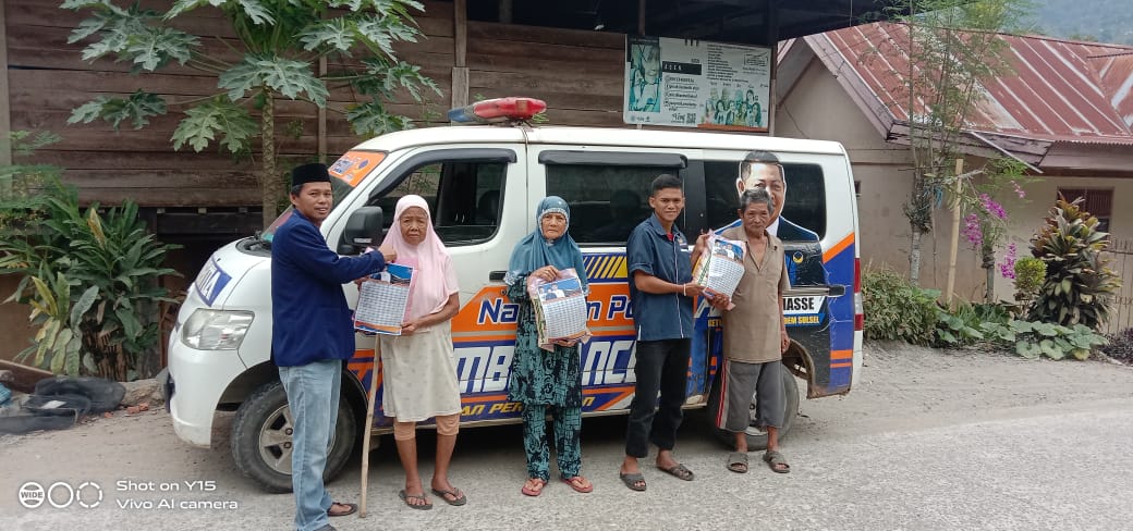Peduli Ramadan,NasDem Enrekang Bagikan Sembako ke  Warga Kurang Mampu