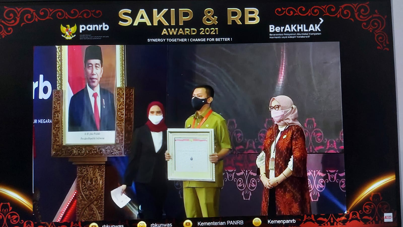Bupati Muh Basli Ali Menerima Penghargaan Atas Hasil Evaluasi SAKIP