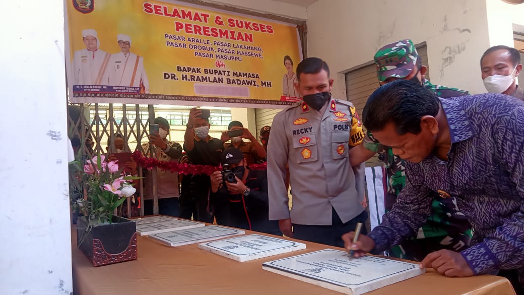 Bupati Mamasa Resmikan Lima Pasar Rakyat