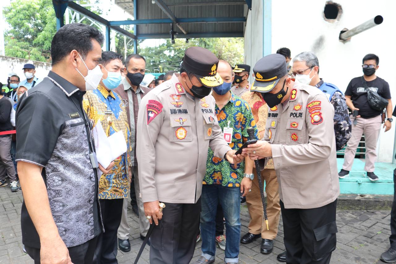 Kapolda Sulsel didampingi Kapolres Pelabuhan Makassar  Sidak  terkait Minyak Goreng
