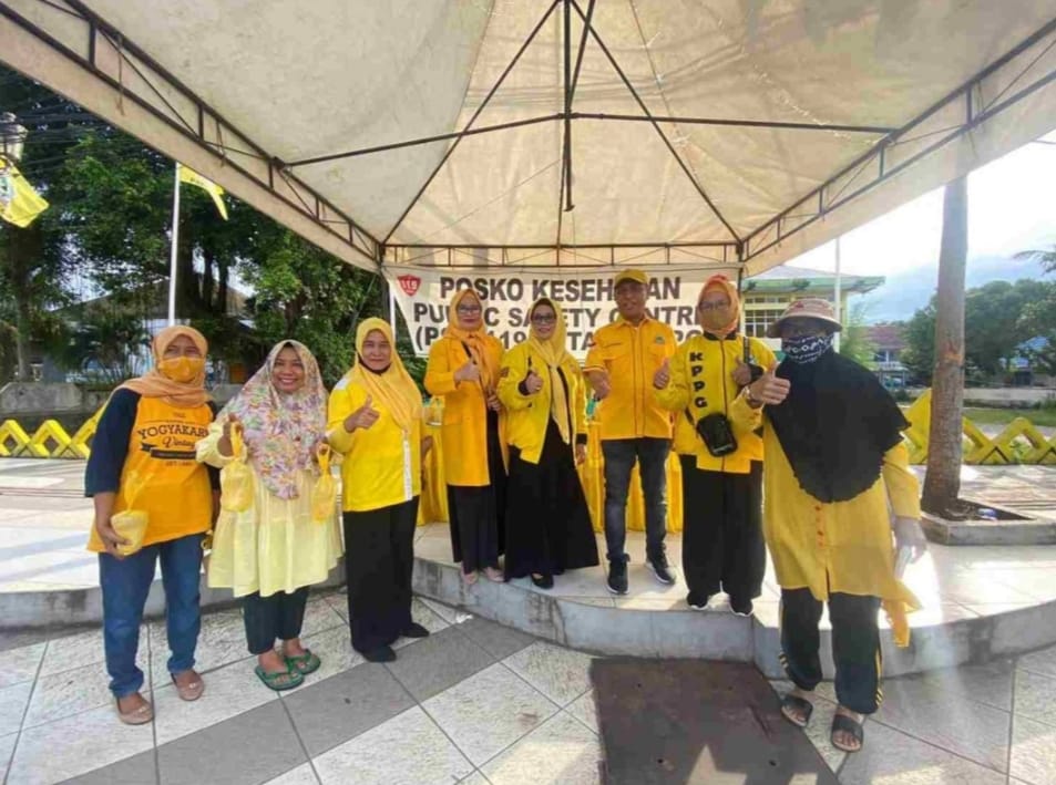 Golkar Palopo Lakukan Bersih-bersih Masjid dan Bagi Takjil