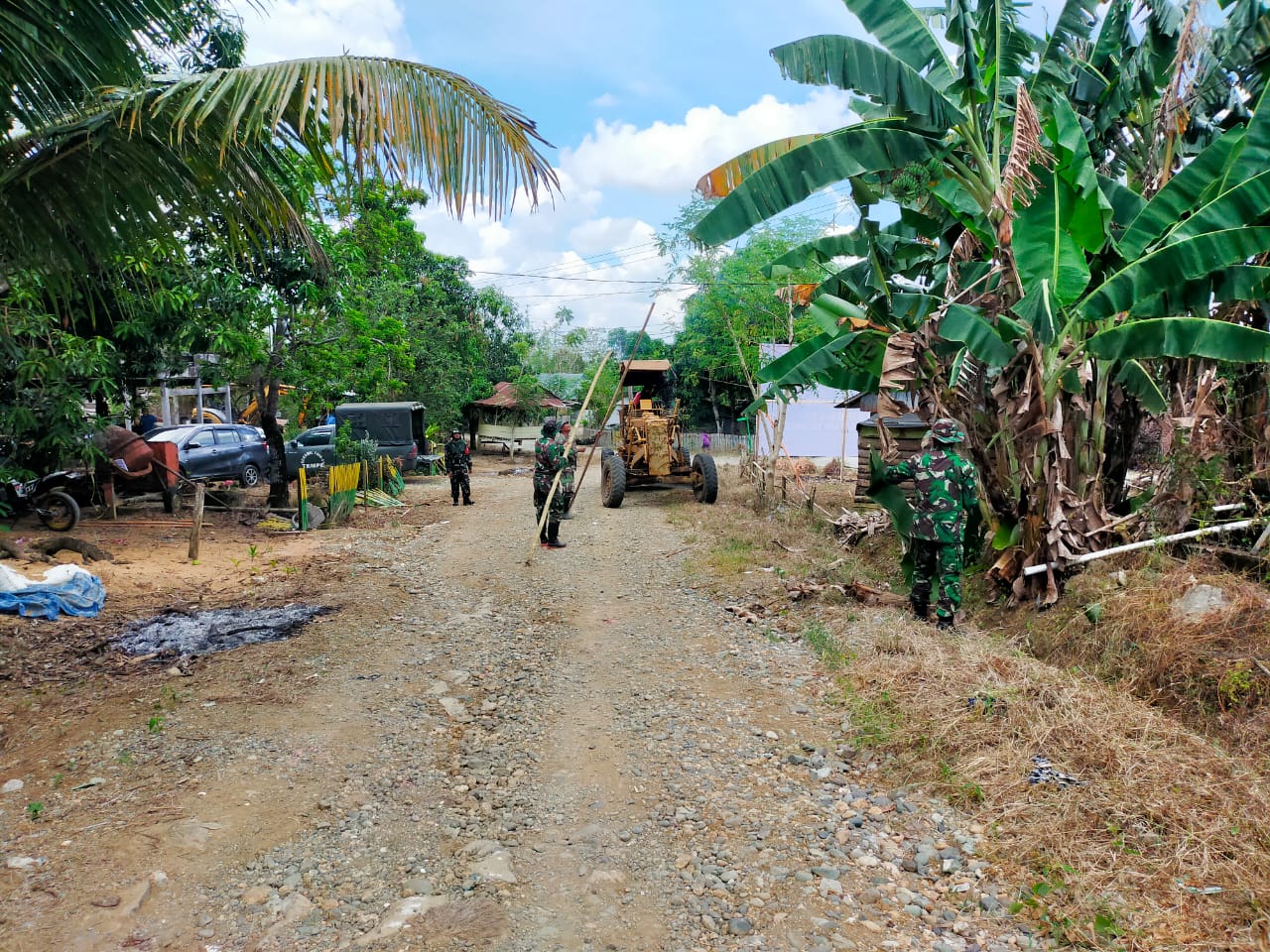 Puasa tak Surutkan Semangat TNI Bangun Jalan TMMD