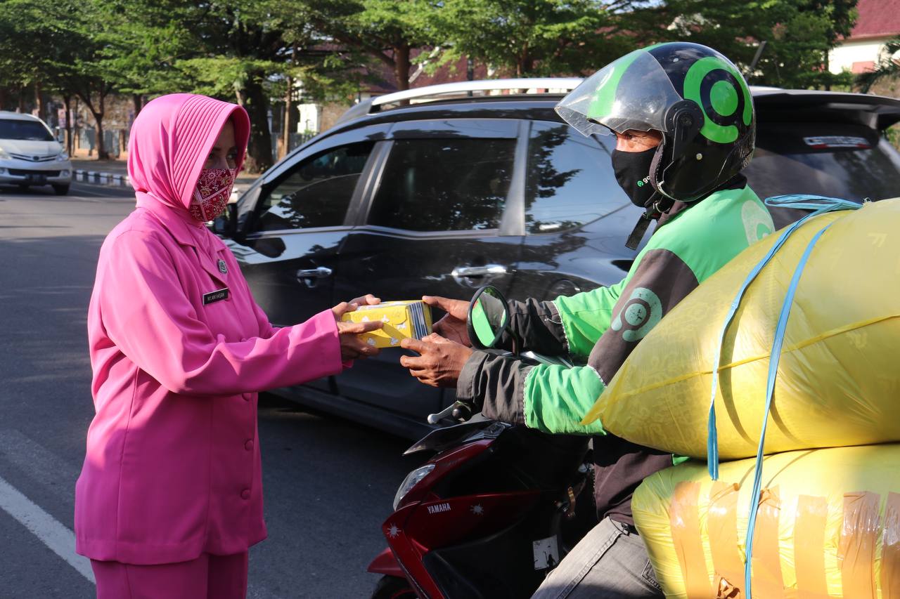 Dengan Semangat, Bhayangkari Polres Pelabuhan Makassar Bagikan Takjil Ramadhan