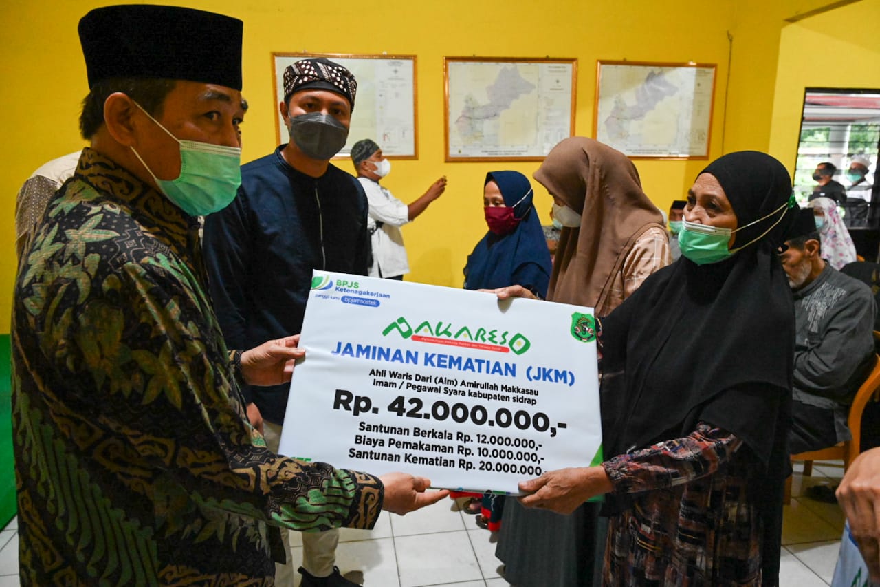 Bupati Sidrap Menyerahkan Manfaat BPJamsostek