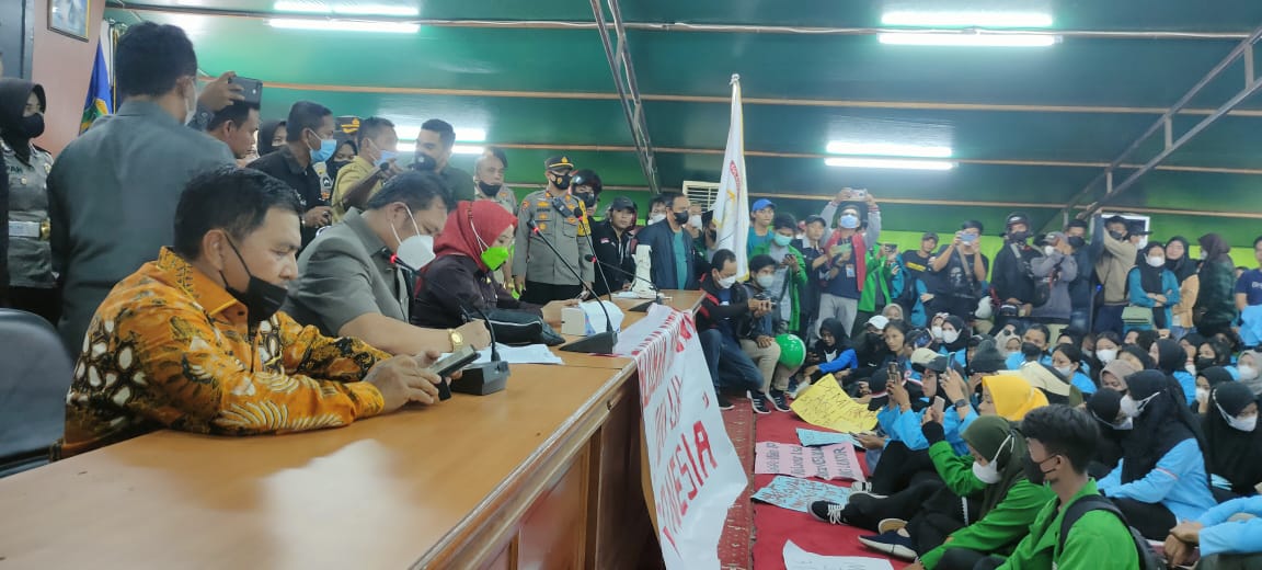 Datangi Gedung DPRD Sulbar, Massa Aksi Bawa 12 Tuntutan