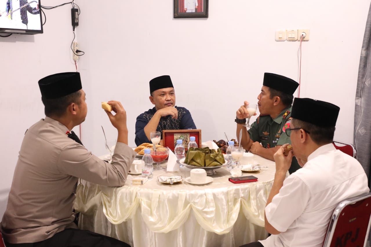 Safari Ramadan di Pa’jukukang, Ilham Azikin Vaksin Boster di Sela Tarawih
