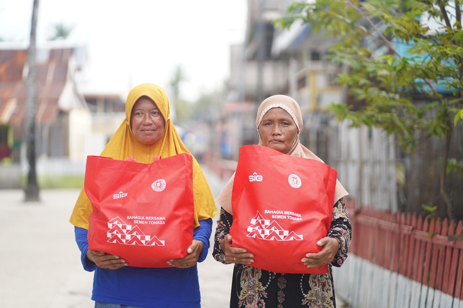 PT Semen Tonasa Berbagi Paket Sembako Warga Kepulauan