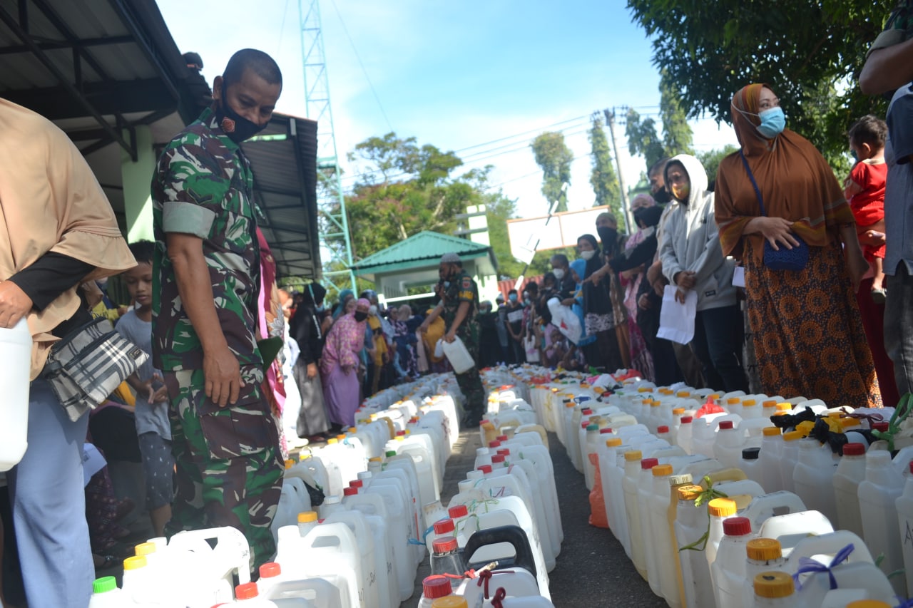 Kodim 1405 Mendampingi PT Tanjung Sarana Lestari Mamuju Gelar Bazar Migor