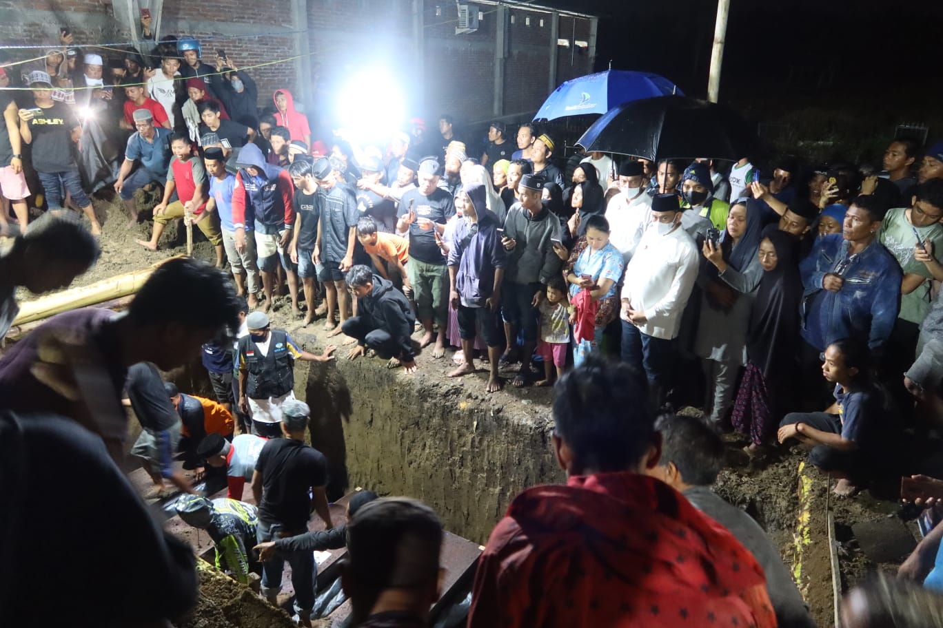 Inna Lillahi Wa Inna Ilaihi Rajiun,  Bupati Wajo Pimpin Pelepasan Jenazah Korban Kebakaran di Samarinda
