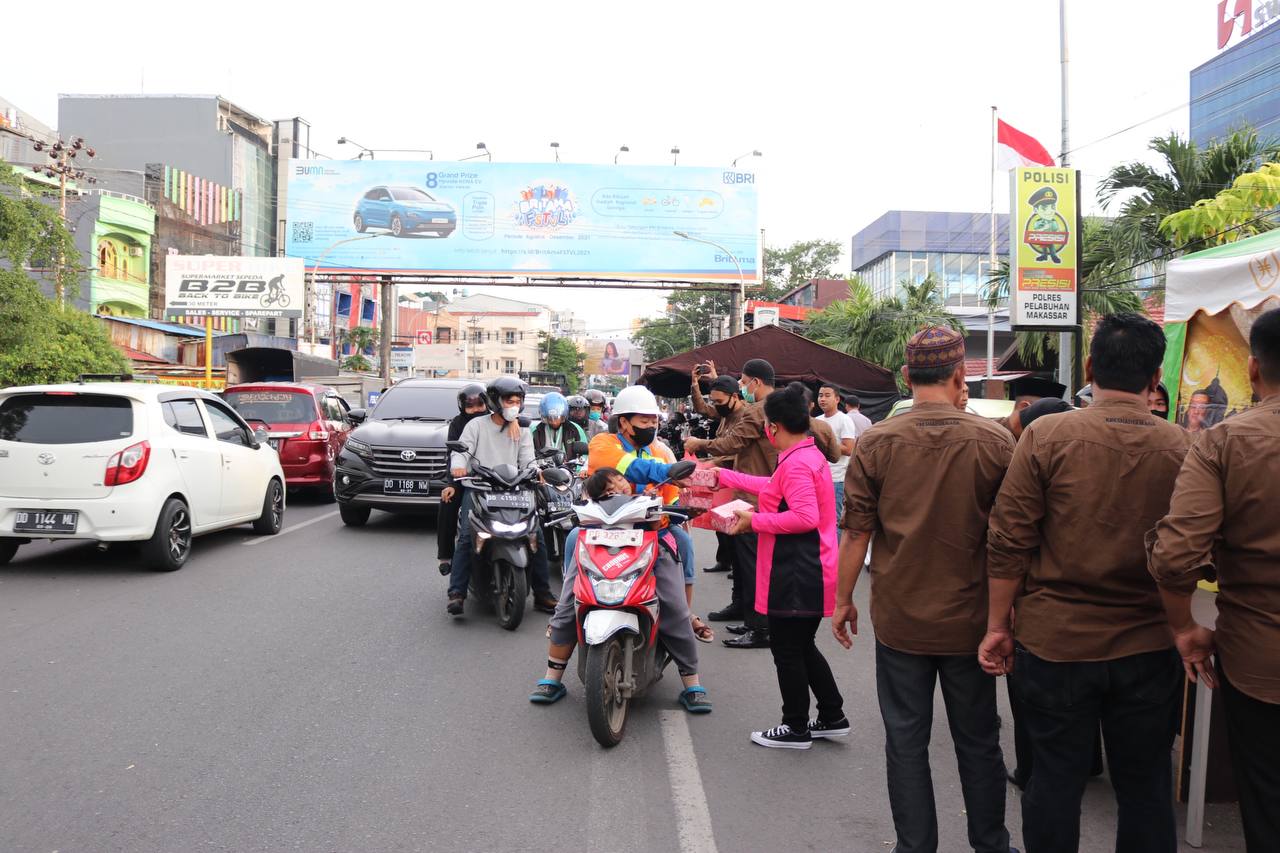 Sembari berikan Imbauan Prokes dan Vaksinasi, Polres Pelabuhan Makassar Bagi – bagi takjil