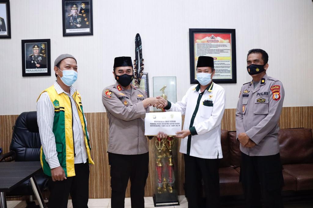 Kapolres Bulukumba Serahkan Zakat Fitrah dan Infaq ke Baznas