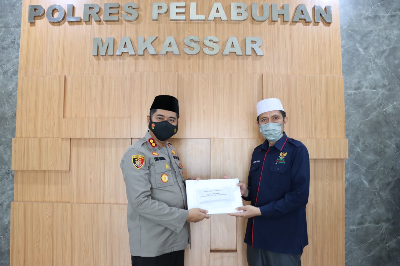 Kapolres Yudi Frianto Serahkan Zakat Mal kepada Baznas Kota Makassar