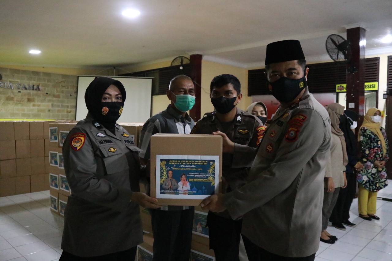 Kapolres Yudi Frianto Bagikan Paket Lebaran kepada Anggotanya, Purnawirawan Polri Warakawuri, PHL, Mitra Dokter