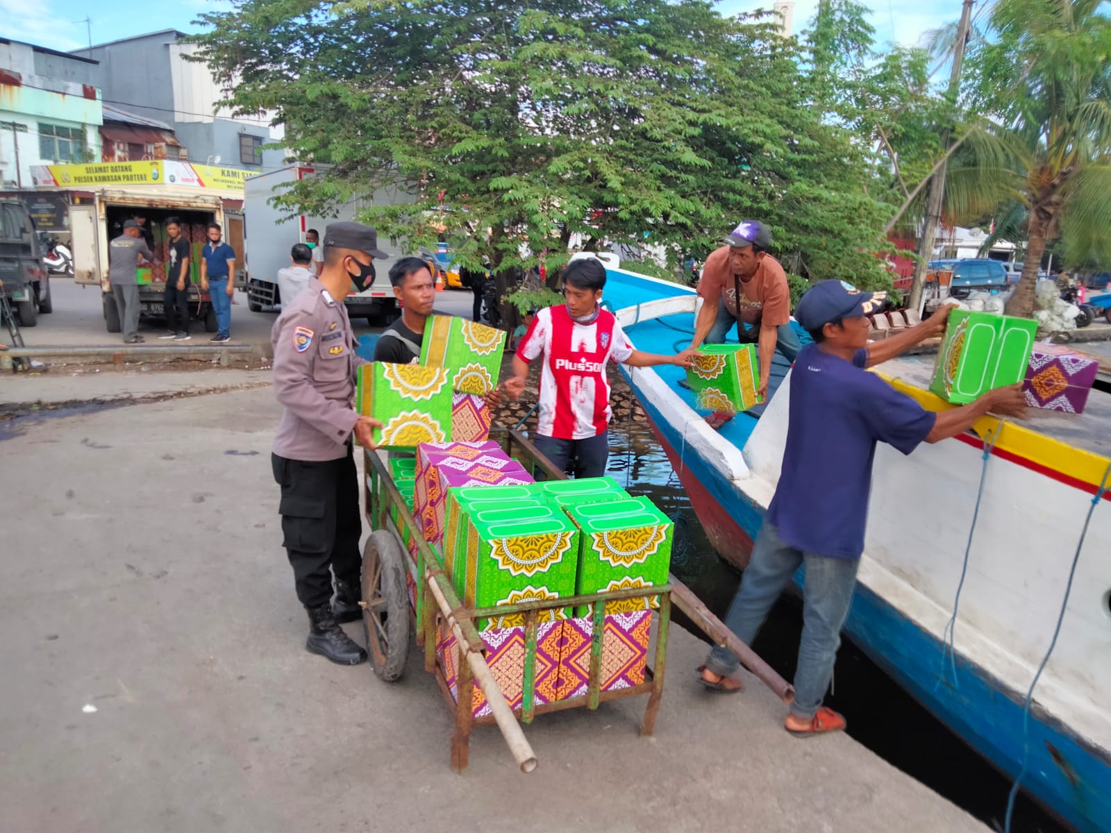 Unit Binmas Polsek Paotere Membantu Penyaluran Sembako ke Masyarakat Pulau
