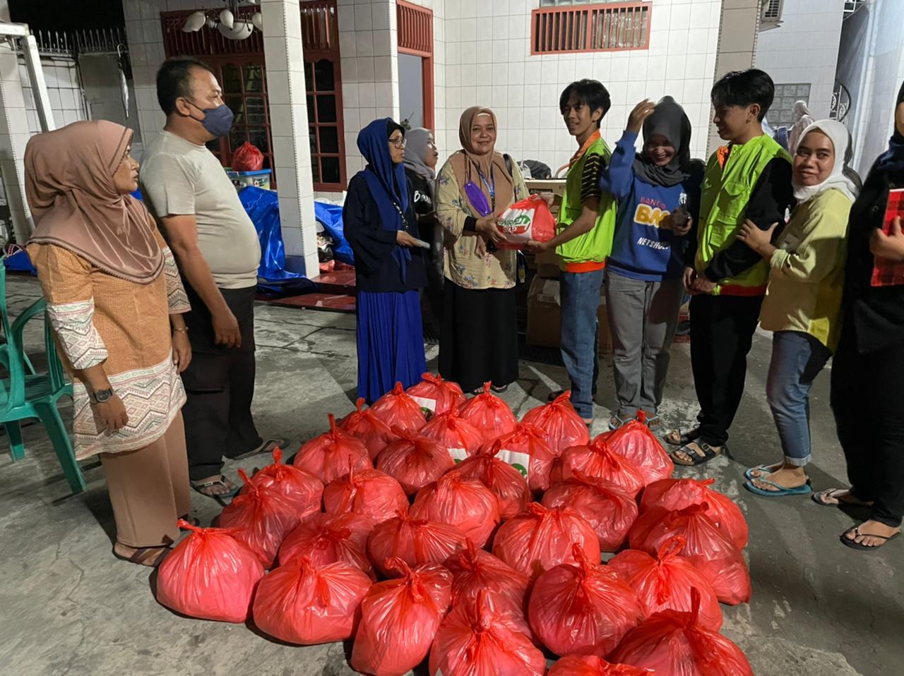 Anir Berbagi Paket Sembako untuk Korban Kebakaran Aspol Makassar