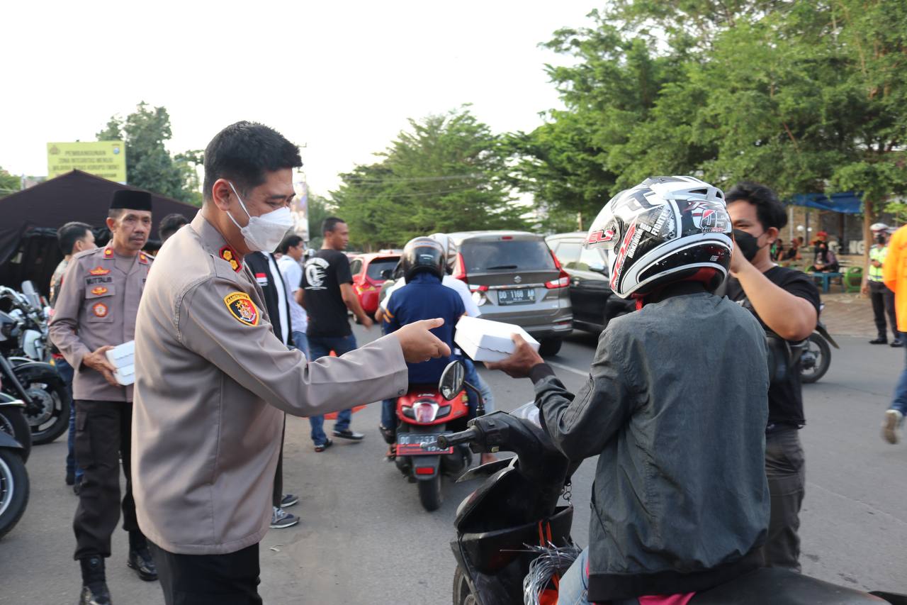 Kapolres AKBP Yudi Frianto turun ke Jalan berbagi Takjil